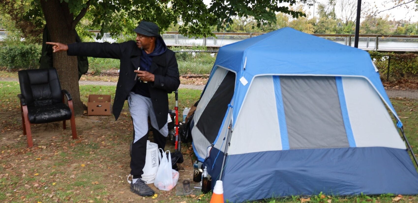 alphonso-lancaster-sm-101325-1 Alphonso Lancaster vive en una tienda de campaña en Christina Park, en Wilmington. Dice que actualmente no tiene una vivienda fija. (Sarah Mueller/WHYY)