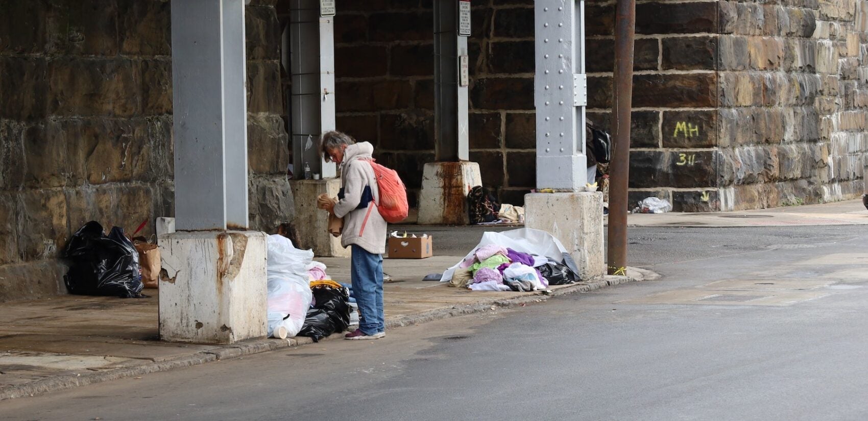 homeless-underpass-sm-101325-1 Algunas personas sin hogar en Wilmington se están refugiando bajo un paso elevado en la ciudad. (Sarah Mueller/WHYY)