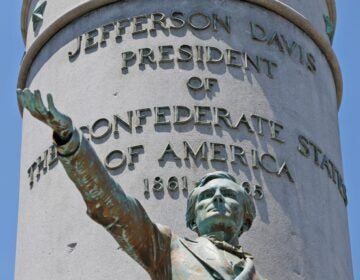 A Jefferson Davis statue