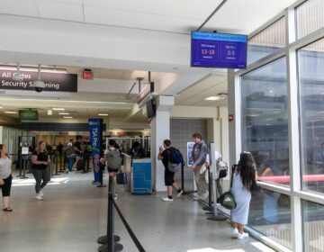 tsasecurity-phlairport-bp-102825 TSA workers and air traffic controllers just missed their first full paycheck