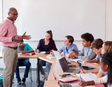 bigstock-High-School-Teacher-Talking-To-248027032-pe Un profesor de high school habla con los alumnos