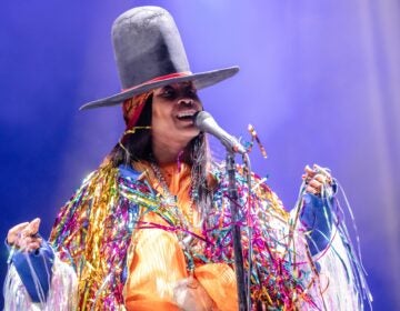 erykah-nadu-2021-10-03-ap Erykah Badu performing