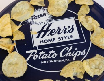 herrs-potato-chips-kp-111225 Herr’s potato chips