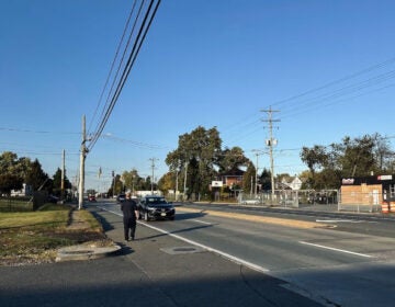 man-crossing-route-9-JPG-102325-primer-estado Un hombre intenta cruzar la concurrida autopista Ruta 9, un tramo conocido por su elevado número de atropellos mortales. En la intersección con Lambson Lane, los investigadores han recomendado la construcción de un puente peatonal para mejorar la seguridad. (Johnny Perez-Gonzalez/WHYY)