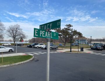 A street sign denoting the intersection of Stacy and E. Pearl streets in Burlington, New Jersey
