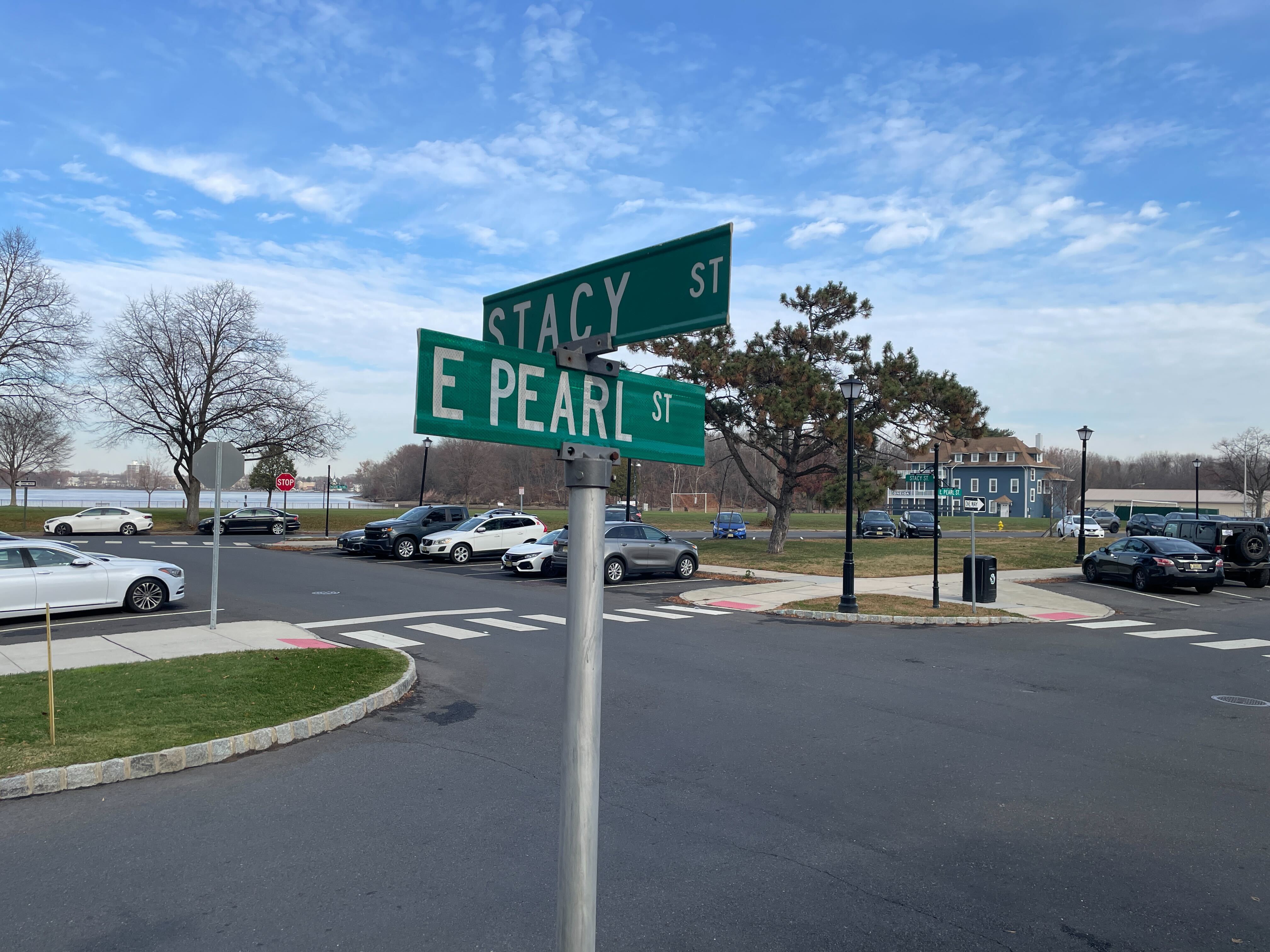 City of Burlington, New Jersey fixes confusing street sign on East Pearl Street