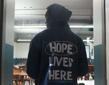 philly-house-km-2025-11-25 A member of Philly House's staff prepares to serve food