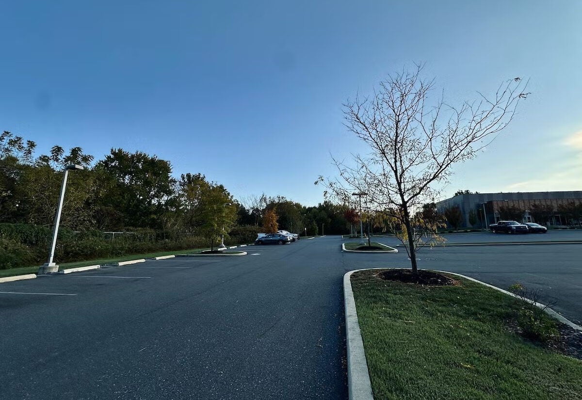 Junto a la biblioteca pública, el terreno baldío de la izquierda es el lugar propuesto para el Proyecto C. Los planos prevén abundante vegetación, huertos comunitarios, un anfiteatro y un paseo marítimo para actividades al aire libre, ejercicio físico y mucho más. (Johnny Perez-Gonzalez/WHYY)