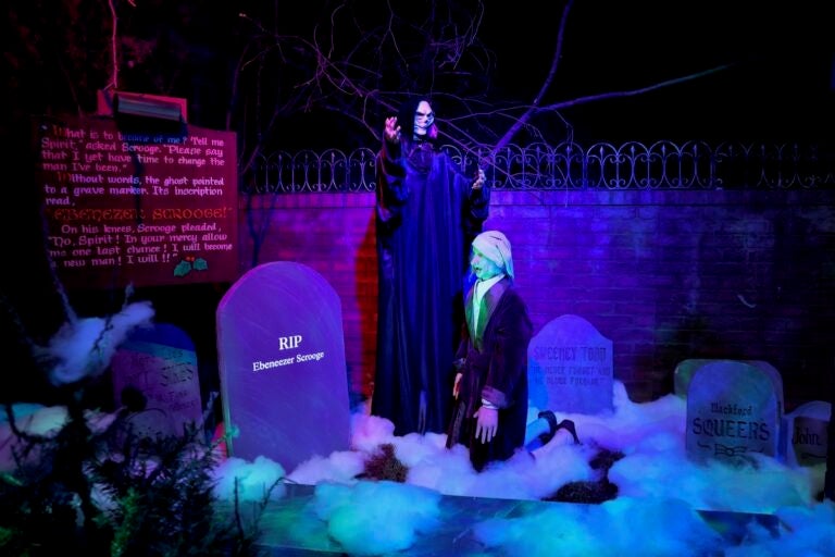 Animatronic figures at the Wanamaker Building