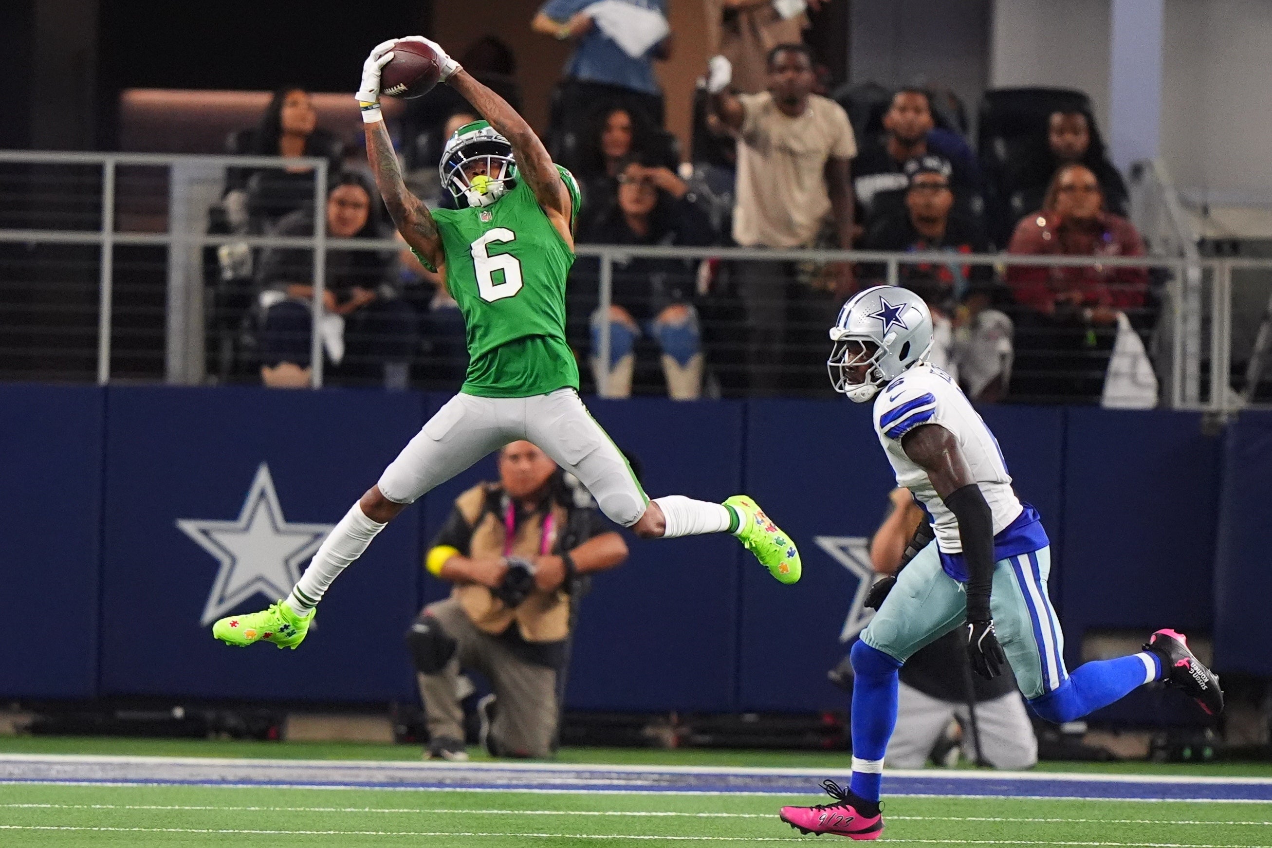 DeVonta Smith catches a pass against