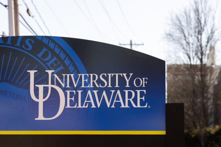 A sign welcomes at the University of Delaware campus