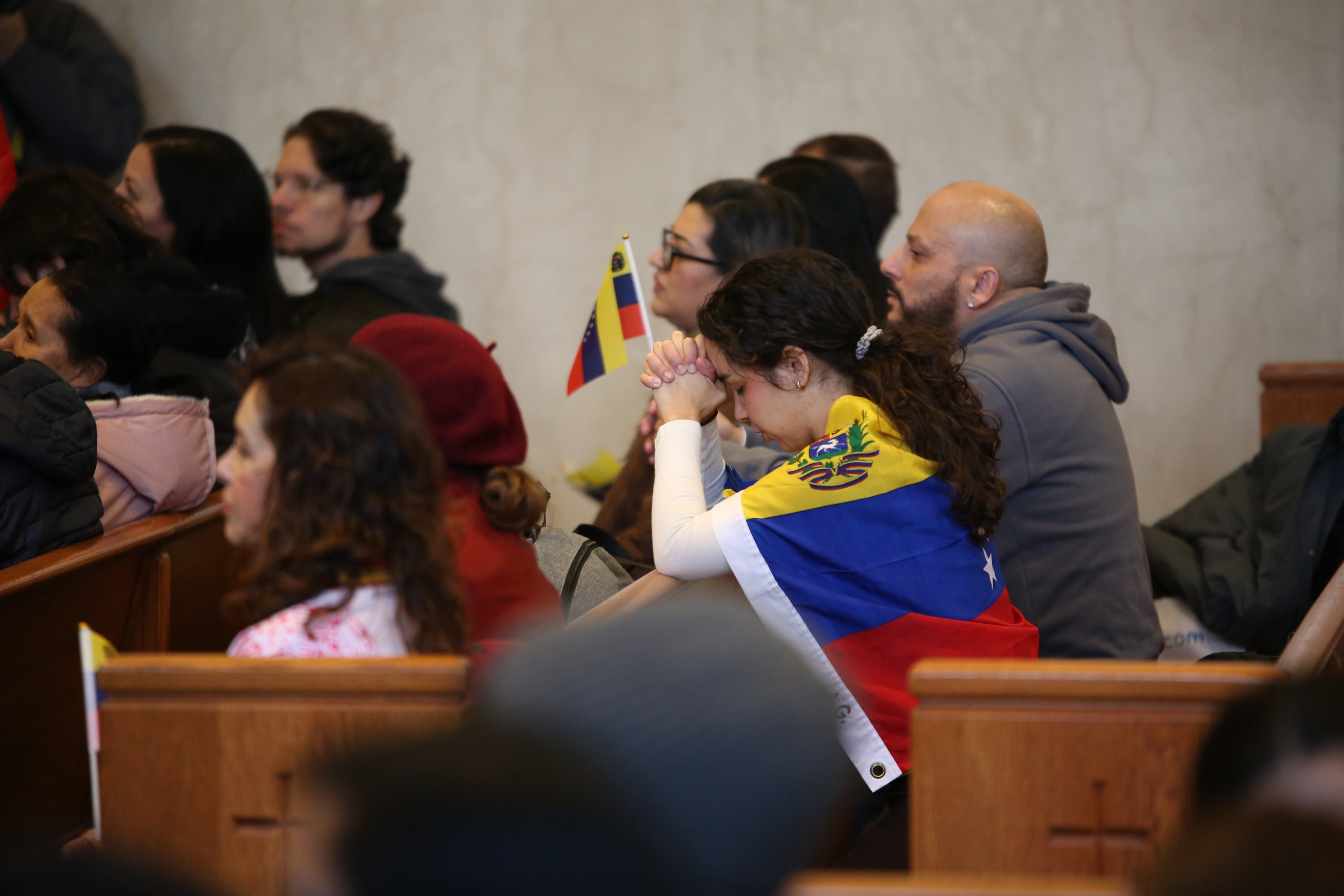 Hundreds of Venezuelan community members unite during church service in Philadelphia following Maduro’s capture