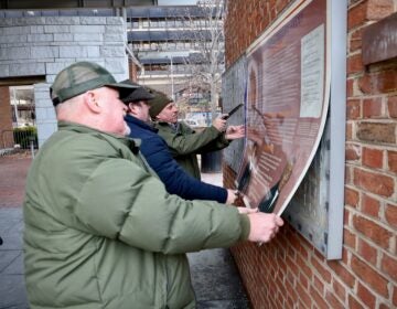 2026 01 22-e lee-philadelphia presidents house-slavery signs removal National Park Service employees remove signage related to enslaved people from the President’s House site on Independence Mall