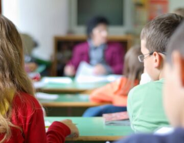 Niños sentados en un aula