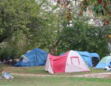 Las tiendas de campaña cubren los terrenos de Christina Park