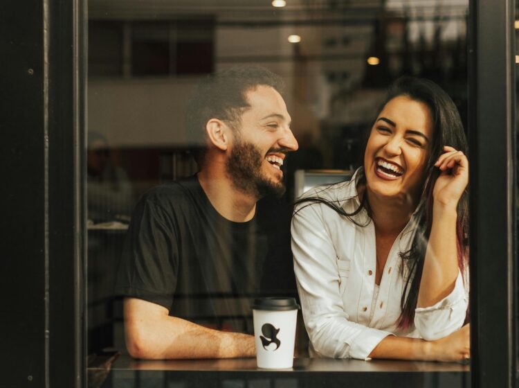 A happy couple laughing together. (Luiz Woellner Fotografia/Pexels)