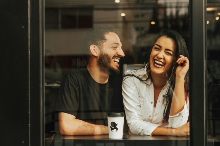A happy couple laughing together. (Luiz Woellner Fotografia/Pexels)