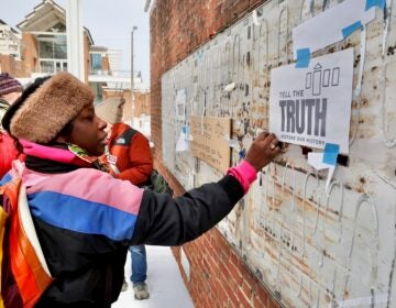 2026 01 28-e lee-alyssa bigbeephiladelphia independence mall presidents house-protest signs Protesters, including Alyssa Bigbee of Philadelphia