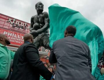 2015-09-13-b-slabbers-philadelphia-xfinity-live-joe-frazier-statue-unveiling-2 the Joe Frazier statue in Philadelphia