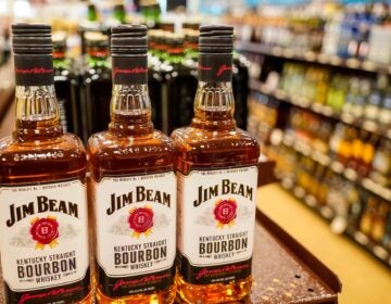 Los estantes exhiben botellas de bourbon de Kentucky