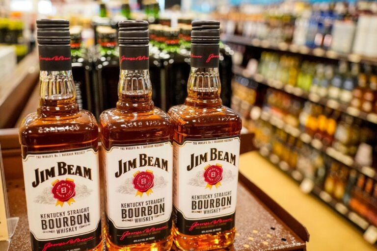 Los estantes exhiben botellas de bourbon de Kentucky