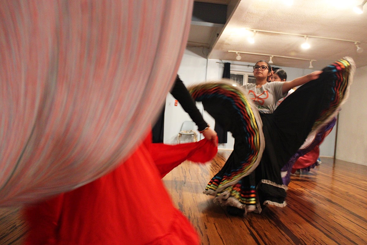 Ñuuxakun students practicing dance