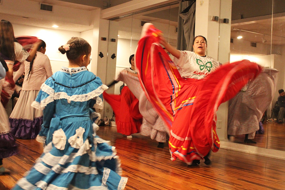 Ñuuxakun students practicing dance
