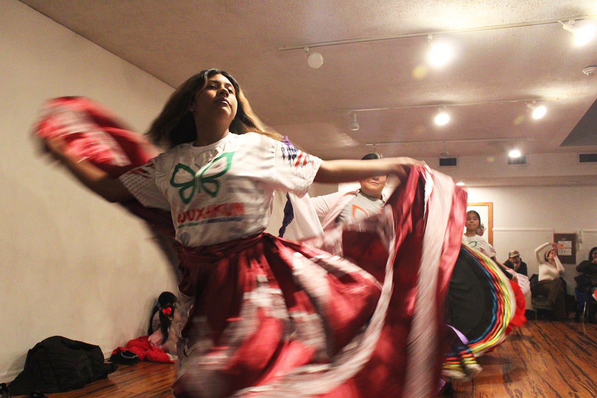 Ñuuxakun students practicing dance