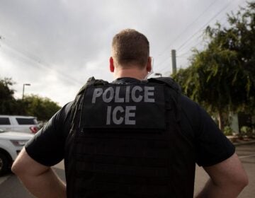 ICE-officer-immigration-immigrant-detainees-pe Se ve a un agente del Servicio de Inmigración y Control de Aduanas