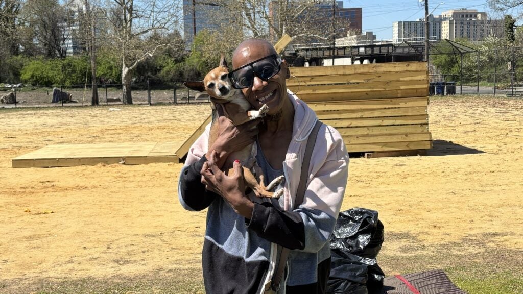 Schree Lewis dijo que le encanta su nueva tienda de campaña