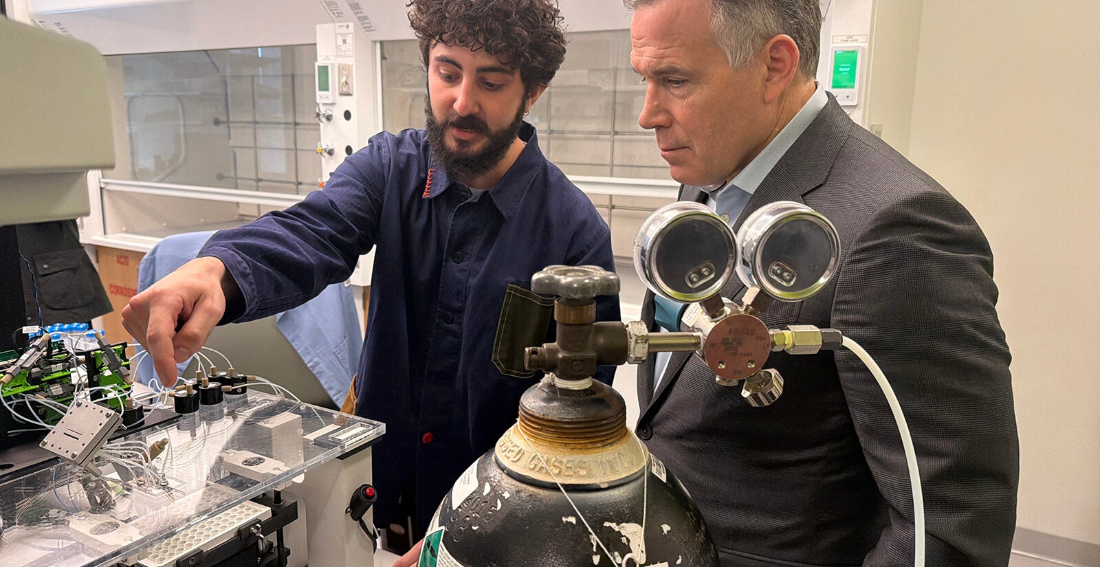 A bioengineering graduate student working at Penn's AIRFoundry, explains some of the lab's cutting edge medical research using artificial intelligence to Senator David McCormick.