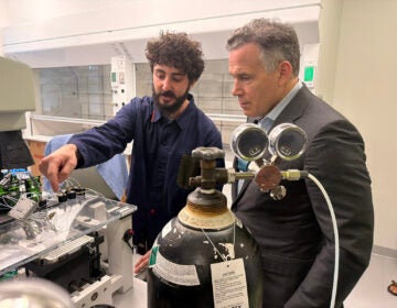 A bioengineering graduate student working at Penn's AIRFoundry, explains some of the lab's cutting edge medical research using artificial intelligence to Senator David McCormick.