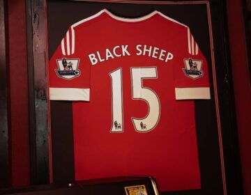 englishleaguesoccer-bars03-scaled-black-sheep a framed Manchester United jersey
