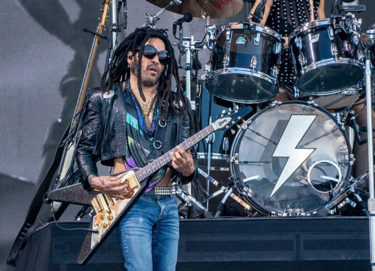 Lenny Kravitz performing