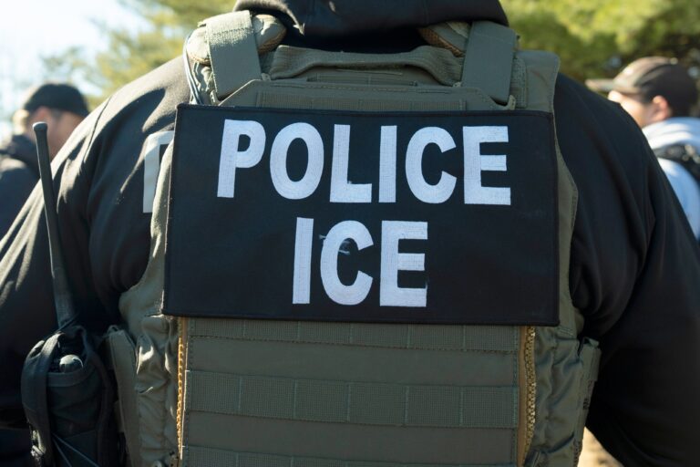 Un oficial del Servicio de Inmigración y Control de Aduanas de EE. UU.