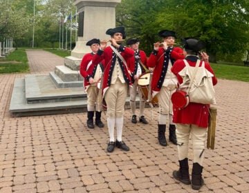 washington-crossing-history-park-fife-drump-corps Washington Crossing Historic Park Fife and Drum Corps play their instruments while wearing 18th-century attire