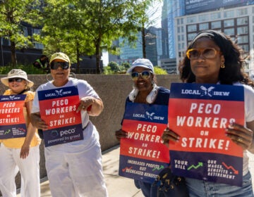 07 04 2026 k paynter PECO strike-6 Striking PECO workers picket outside the company headquarters