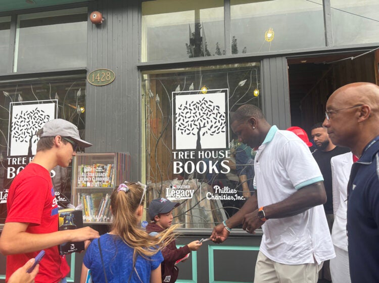 Former Philadelphia Phillies first basement Ryan Howard shakes the hands of children