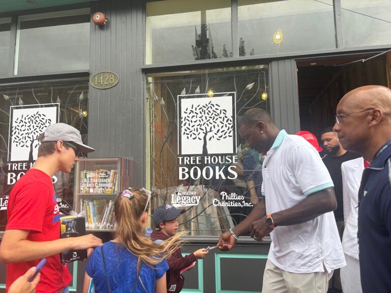 Former Philadelphia Phillies first basement Ryan Howard shakes the hands of children