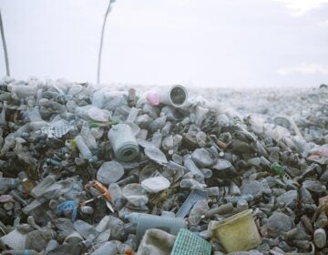 Piles_of_plastic_waste_in_Thilafushi_2012_Wikimedia Piles of plastic waste outside.