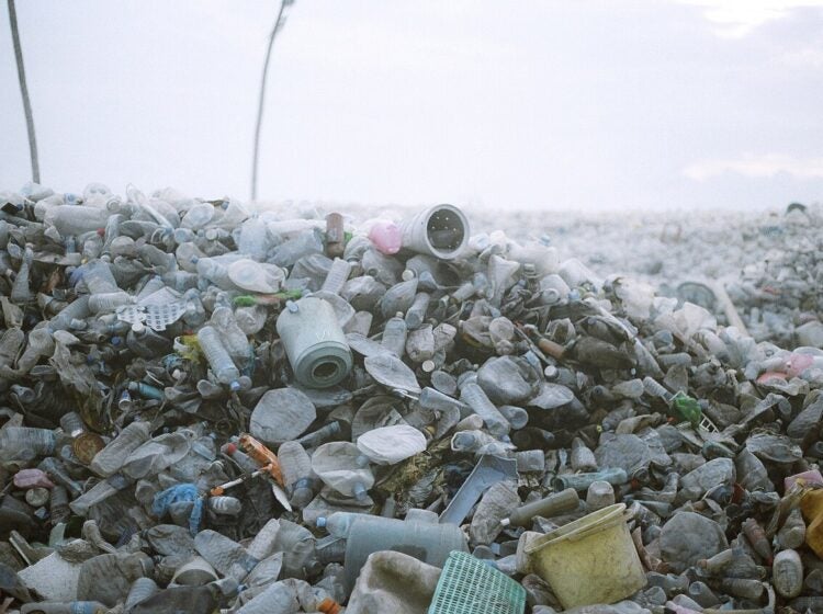 Piles_of_plastic_waste_in_Thilafushi_2012_Wikimedia Piles of plastic waste outside.