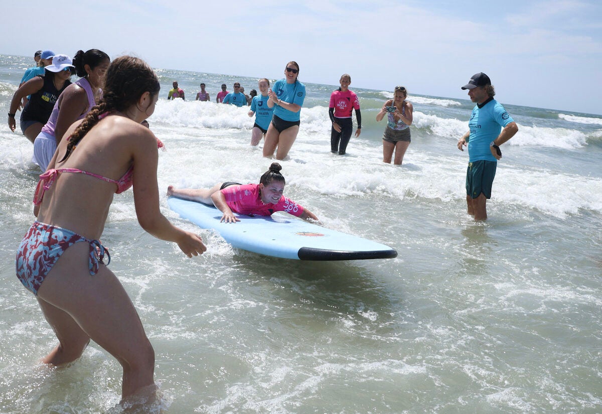 Amanda Parezo surfing