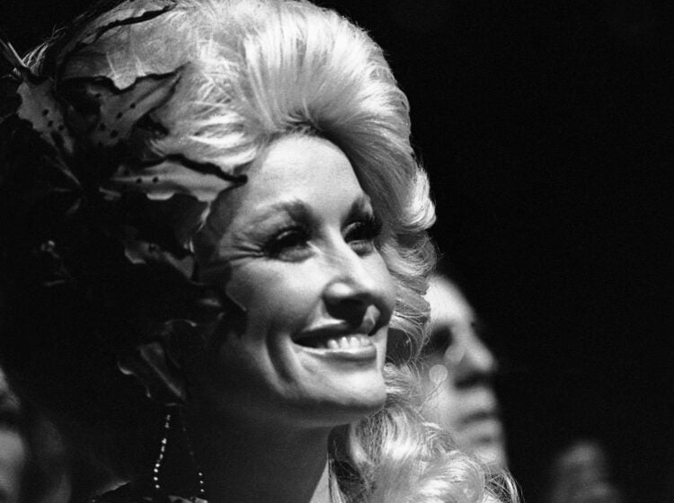 Dolly Parton A black-and-white closeup photo of Dolly Parton from 1977.