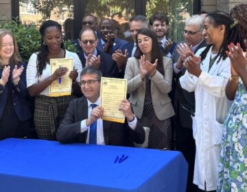 matt-meyer-health-bill-signing-pe El gobernador de Delaware, Matt Meyer, firma el lunes tres proyectos de ley relacionados