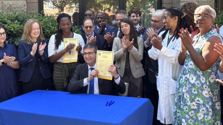 El gobernador de Delaware, Matt Meyer, firma el lunes tres proyectos de ley relacionados