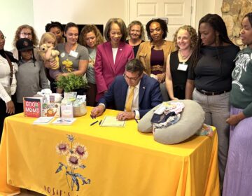 Meyer-maternal-health-2026-pe El gobernador de Delaware, Matt Meyer, firma una ley para evitar