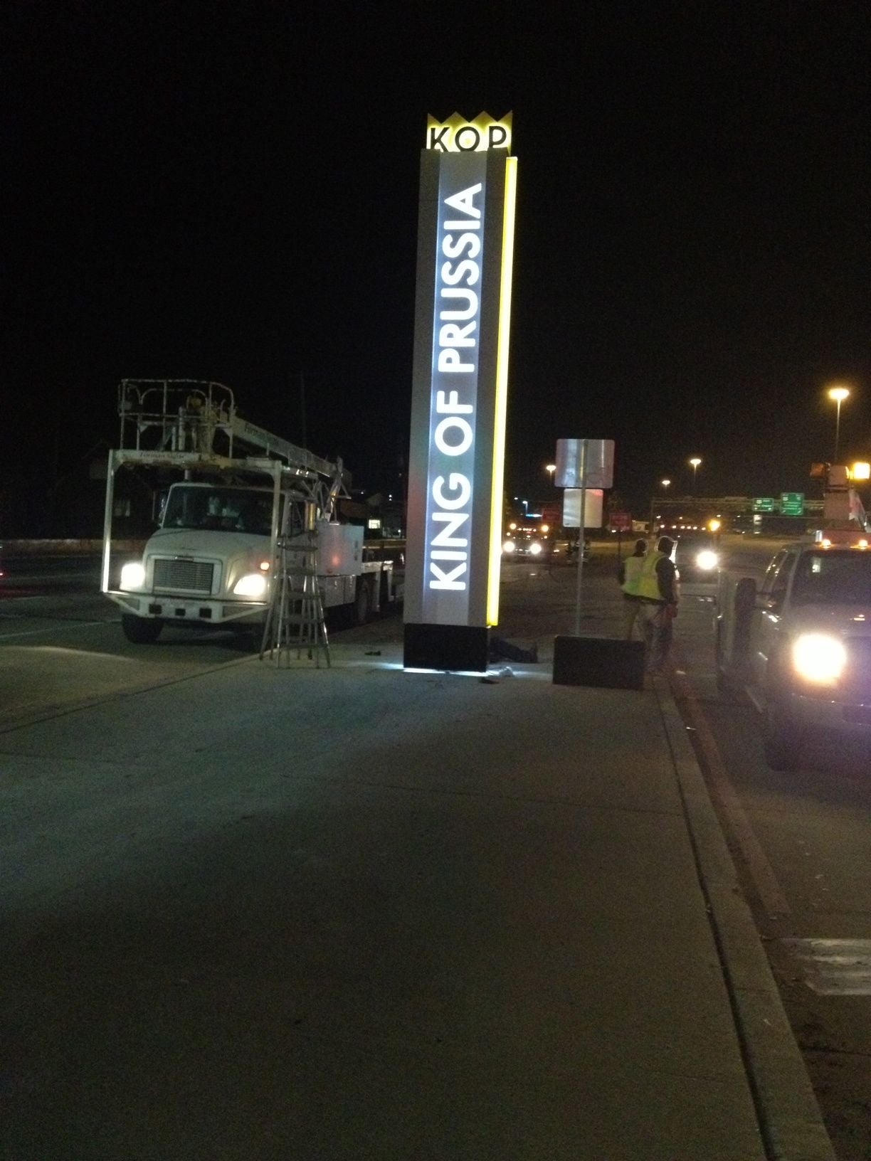 Gateway Signs Light Up for a Cause – King of Prussia District