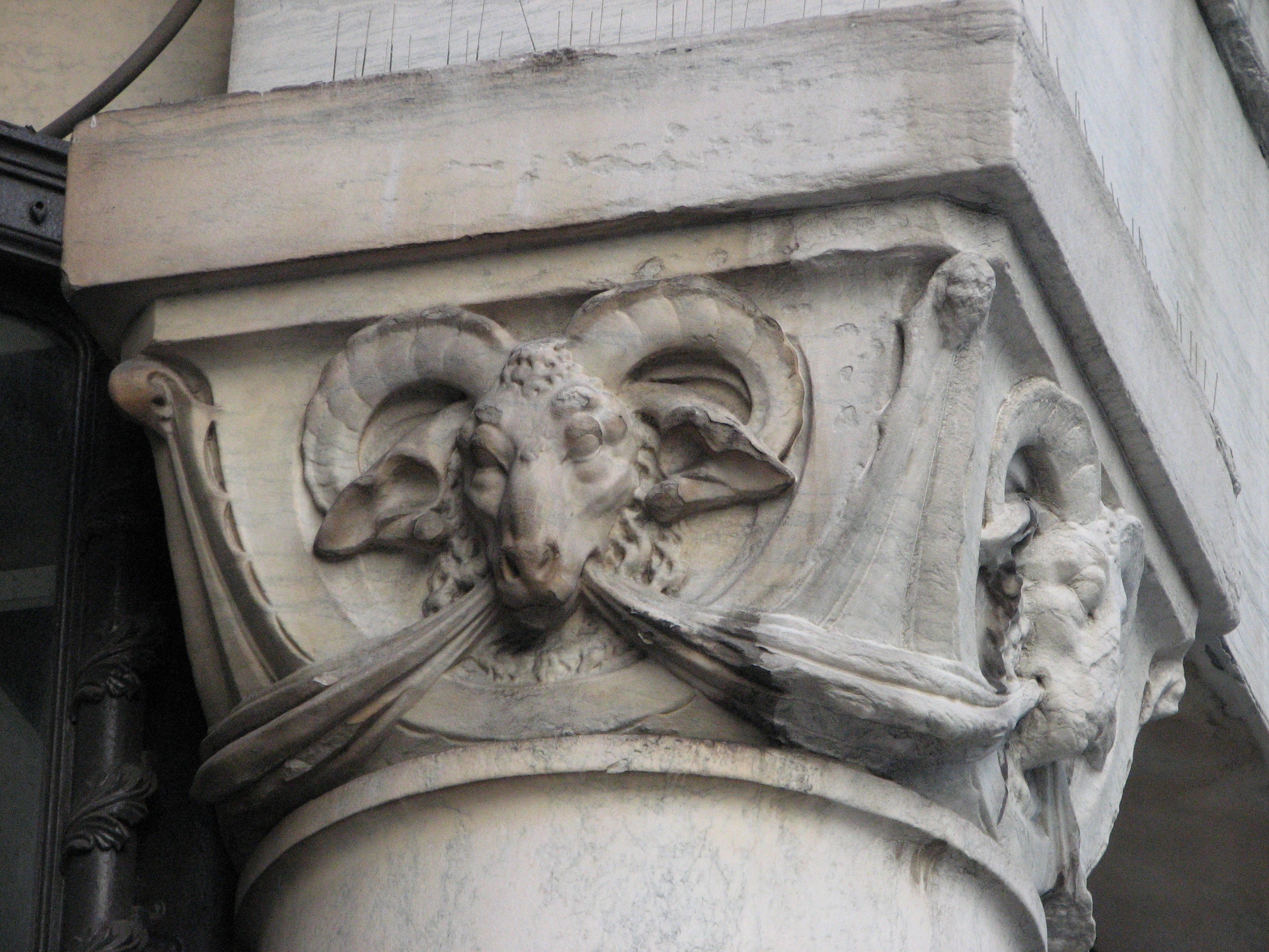 Rams' heads adorn the column capitals.