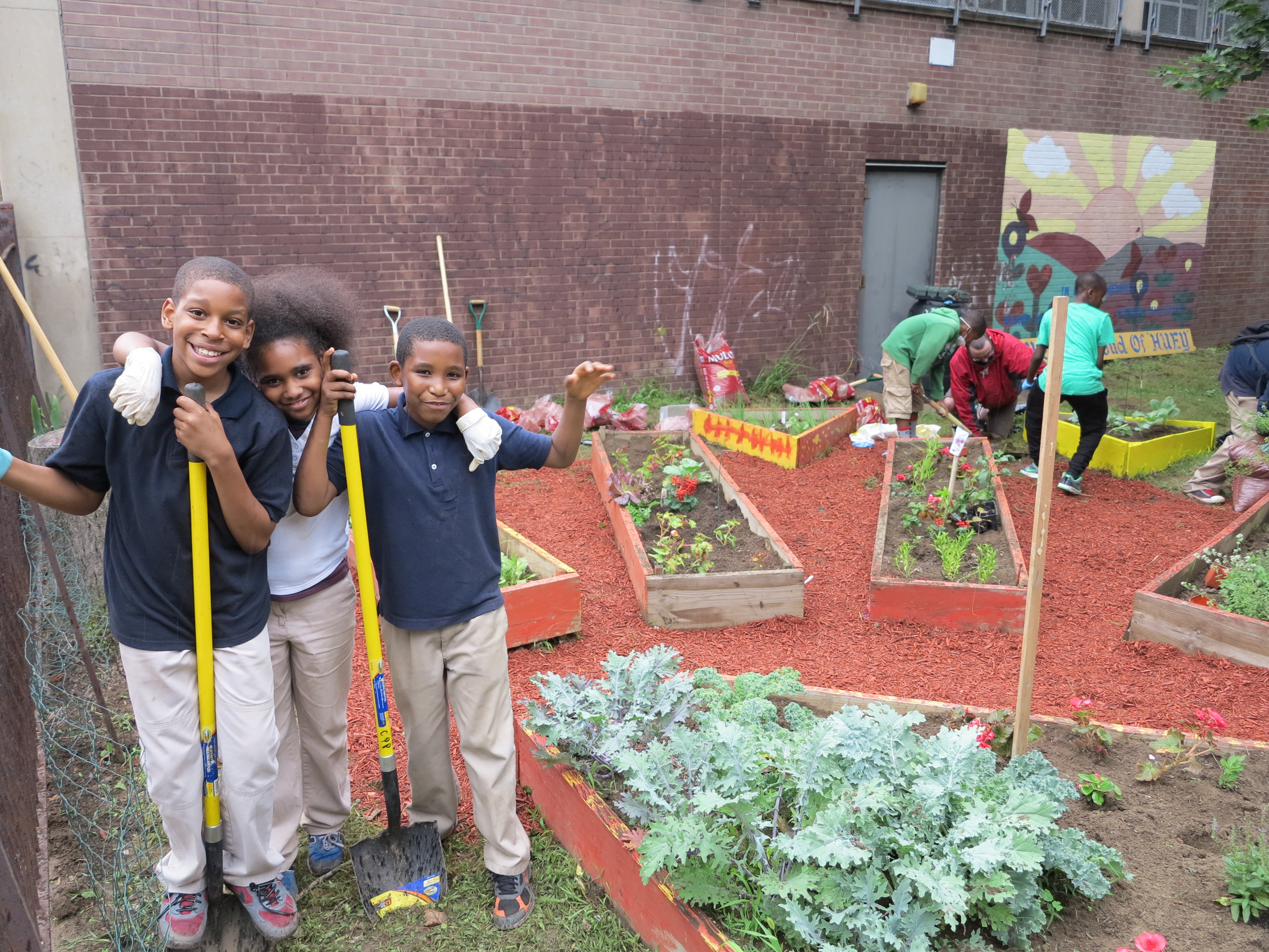 Huey garden club students lending a hand