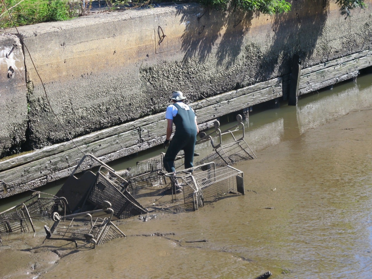 Hooking up submerged shopping carts